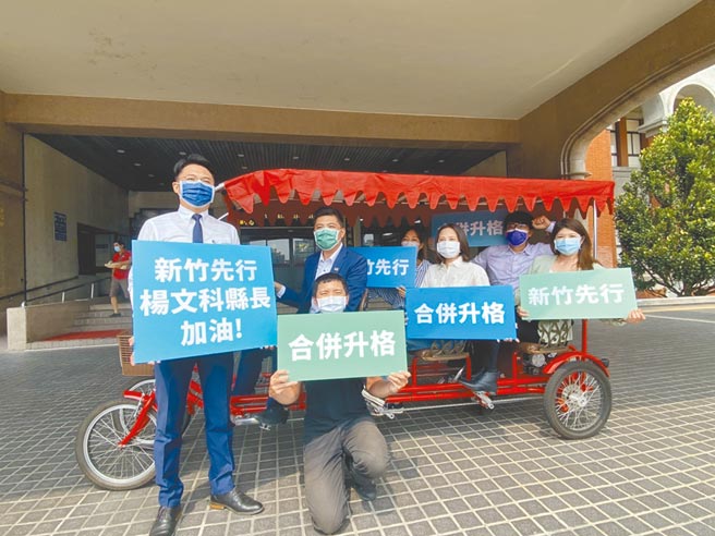 民进党、绿党多名县市议员前往新竹县政府送花，鼓励县长杨文科坚持下去。（庄旻静摄）