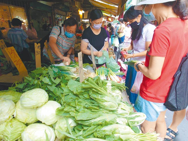 忧心风灾造成菜价上扬，昨天不少民眾一早赶在风雨未到前，到菜市场抢购蔬菜。（黄世麒摄）