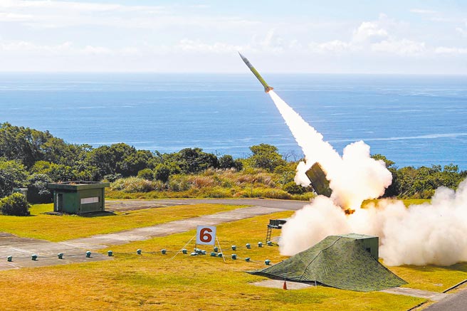 各型飞弹射击操演已是海、空军关键练兵项目。图为爱国者二型飞弹实弹射击。（国防部提供）