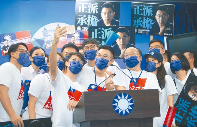 蓝营青年军肯定江启臣担任党主席时，给年轻人站上台面的机会。图为江启臣登记国民党主席选举，开心与青年军自拍，图右为前台中市长胡志强。（本报资料照片）