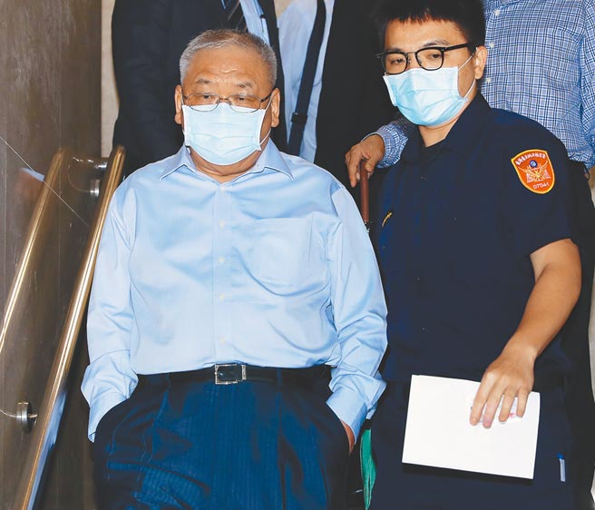 钱柜董事长练台生（左）不满遭台北地院延长境管8个月，向高等法院提抗告，遭高院驳回。图为练台生去年到北检应讯后，检察官谕知100万元交保。（本报资料照片）