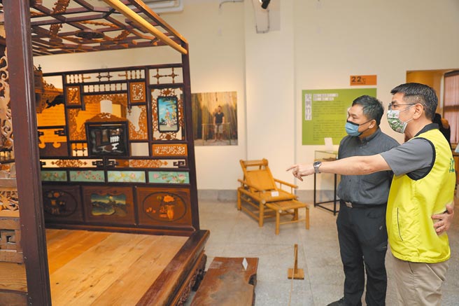 宜兰人故事馆举办「生活的温度」常设展，宜兰市长江聪渊（右）欢迎乡亲前来参观。（宜兰市公所提供／李忠一宜兰传真）