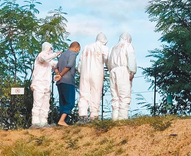 陆籍薛姓男子在颱风天冒险偷渡上岸，遭金门岸巡队逮捕移送法办。（民眾提供／李金生传真）