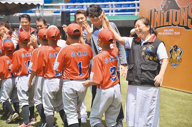 2021年中华职棒下半季5场例行赛将在本月14日至19日移师花莲，花莲县政府每场将送出375张门票，让县内球迷一饱眼福，另与统一狮职棒选手合作，15日、16日将于德兴棒球场举办棒球教室，让热爱棒球的孩子能与心中的职棒球星互动。（花莲县政府提供／罗亦晽花莲传真）