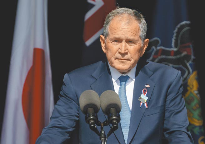 前美国总统小布希11日在宾州93号航班纪念馆发表演说，警告美国面临国内恐怖主义威胁。（路透）