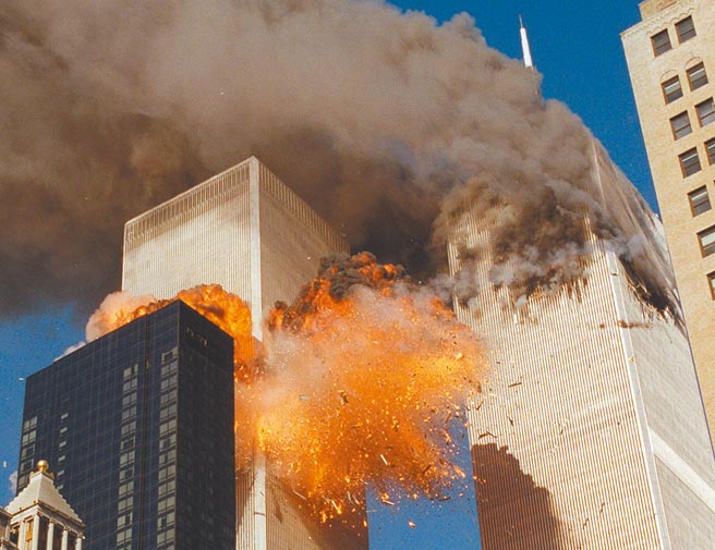 2001年9月11日上午，纽约世贸中心双塔大楼中的一栋被一架客机撞击后不久，另一栋也遭到又一架客机撞击，爆炸起火。（美联社）