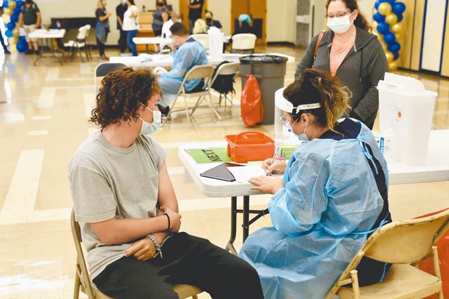 世界卫生组织（WHO）欧洲负责人克鲁格博士指出，由于新的变种病毒不断出现，已让「群体免疫」的希望破灭，他们对施打疫苗能结束疫情的想法感到悲观。图为美国一名学生准备接种新冠疫苗。（新华社）