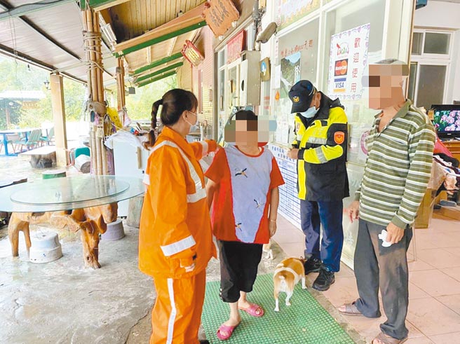 桃园市大溪警方与消防分队前往復兴山区劝导民眾预防性撤离。（大溪警分局提供／吕筱蝉桃园传真）