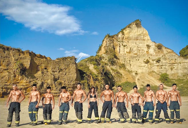 桃园12名志同道合的打火男女，集结拍摄「2022桃园版消防形象月历」，侧拍照一出引起热议，养眼身材让人看得目不转睛。（大有消防分队提供／蔡依珍桃园传真）