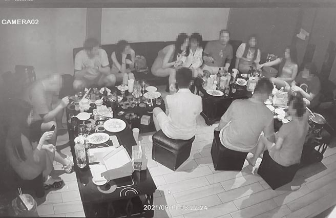 台南市警方查获酒吧业者钻漏洞，由客人自带小姐进场陪酒，包厢内拥挤且竟有5名陪酒小姐。（读者提供／程炳璋台南传真）