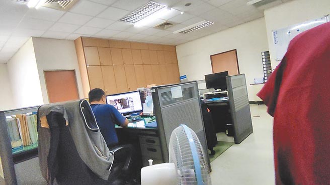 高雄市政府消防局一名男办事员遭同事匿名检举「每天上班追剧看片」，爽领月薪7万元，消防局得知后给予3次劣绩处分。（读者提供／袁庭尧高雄传真）