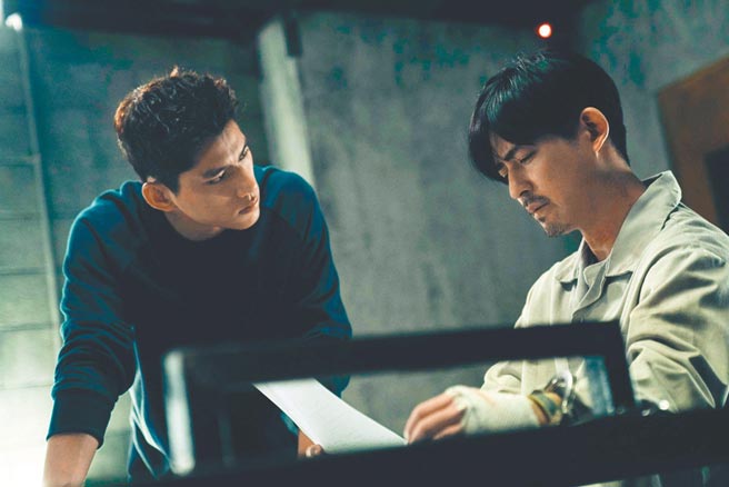 周渝民（右）与饰演刑警的朱轩洋进行魔鬼交易。（爱奇艺国际站提供）