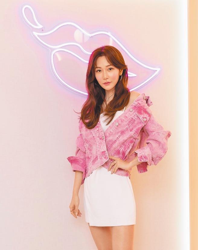 曾莞婷手摇饮店插旗台北，颱风天照常开幕。（AirKiss飞吻茶饮 提供）