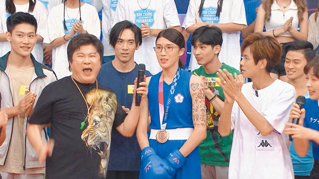 奧運拳擊銅牌選手黃筱雯（前排中）參加胡瓜（前排左）主持的《綜藝大集合》。（民視提供）