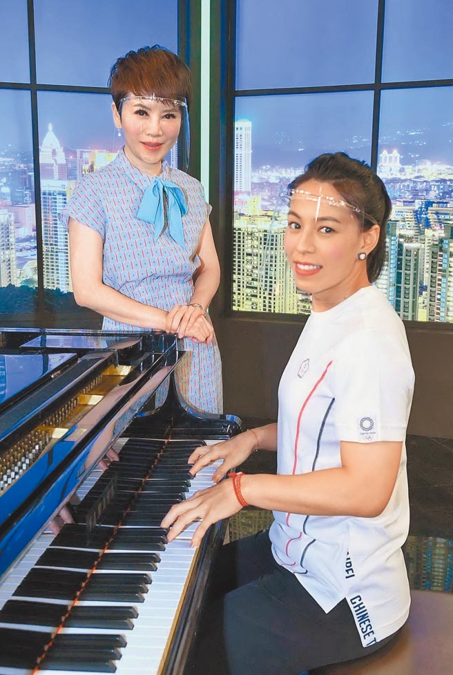 奧運舉重金牌選手郭婞淳（右）在《新聞高峰會》大秀琴技，左為主持人陳雅琳。（華視提供）