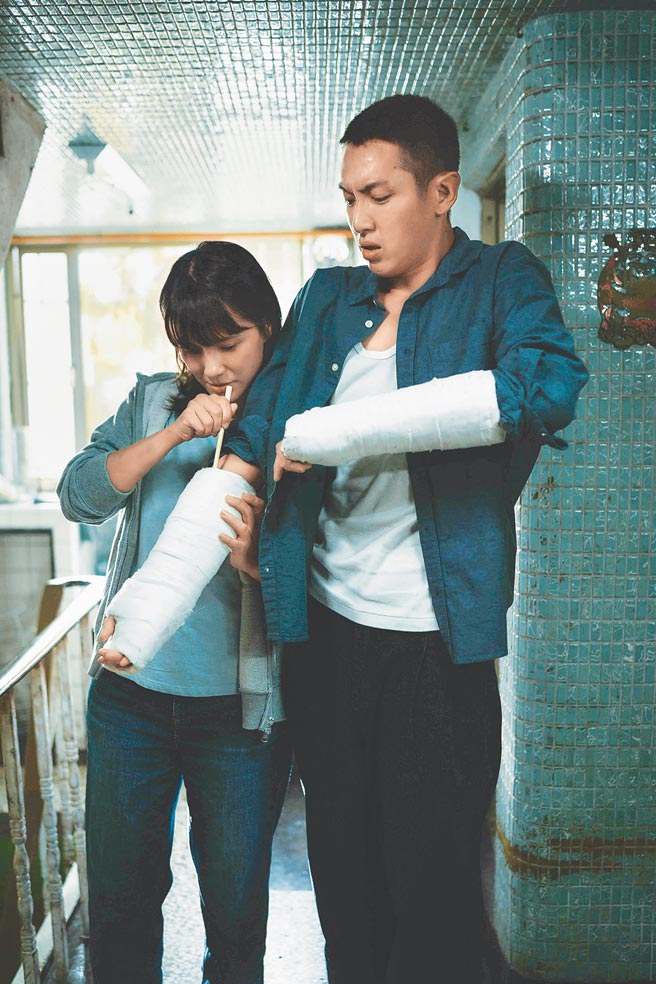 李心潔（左）與柯震東在《鱷魚》中上演姊弟戀。（台北双喜電影提供）