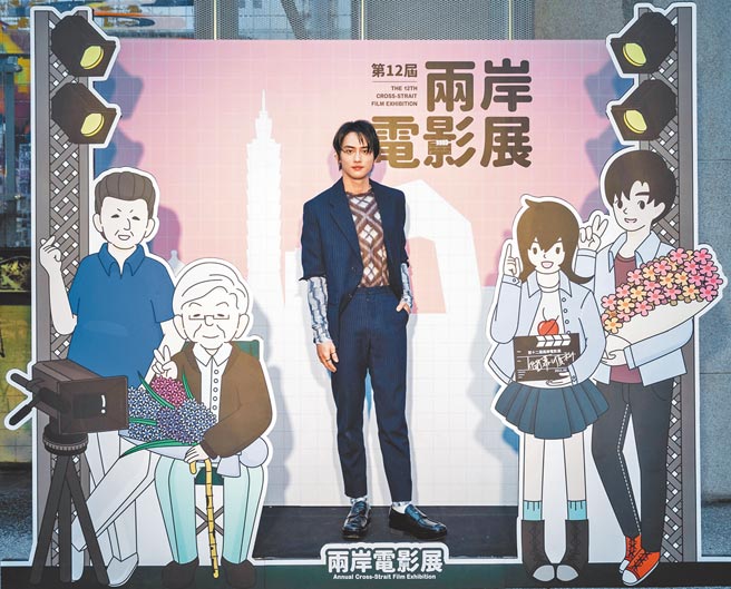 范少勳身穿Prada條紋西裝外套10萬5000元、幾何圖紋馬海毛背心3萬4000元、幾何連身內搭8萬2000元、條紋長褲4萬500元、皮鞋4萬500元，帥氣出席活動。（摘自IG）