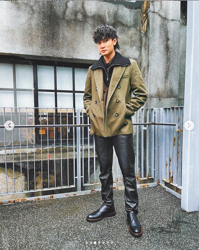 劉子銓以Bally 2021秋冬系列深綠色西裝搭配黑色皮褲，呈現穩重不羈的沉穩穿搭。（摘自IG）