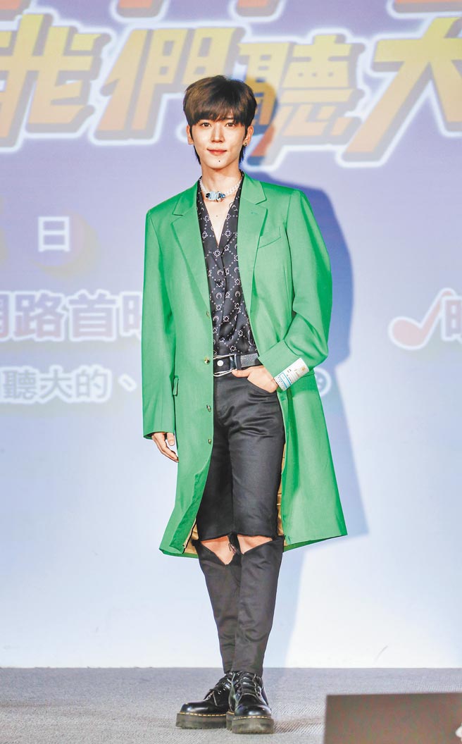 畢書盡出席活動黑綠配，時尚又帥氣，初衣食午引進的Doublet綠色連身外套4萬7680元、MARINE SERRE黑色滿版印花休閒襯衫2萬3680元、1017 ALYX 9SM透明鍊條與金屬交錯項鍊1萬5180元。（羅永銘攝）