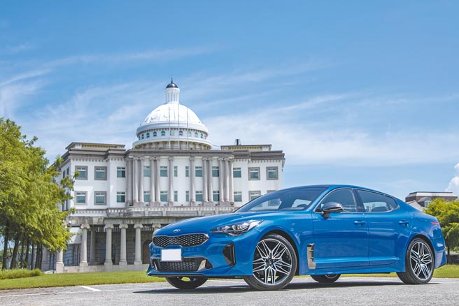 KIA Stinger承袭家族最新世代设计语汇，车头虎式水箱护罩结合Tiger Eye Line LED头灯组，展现静中有动的不凡气势，图为2.0 GT Line版，售价178.9万元。（陈大任摄）