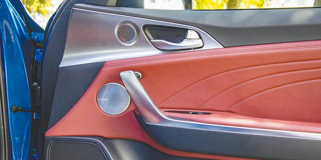 红色内装展现四门跑车追求驾驭乐趣的激情。（陈大任摄）