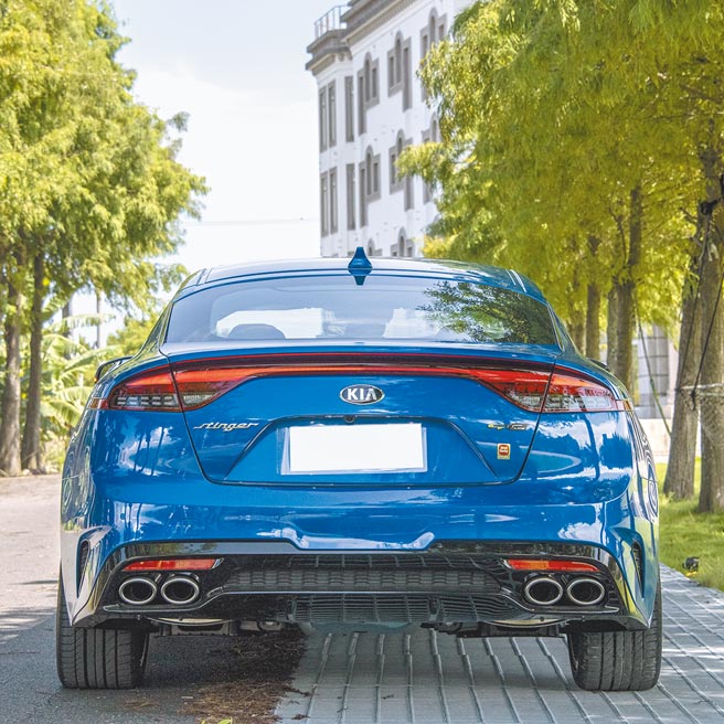 全新设计贯穿式LED刀锋造型尾灯相当抢眼。（陈大任摄）