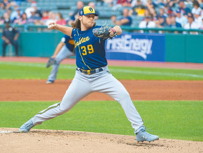 酿酒人先发投手柏恩斯昨天主投8局无安打比赛。（美联社）