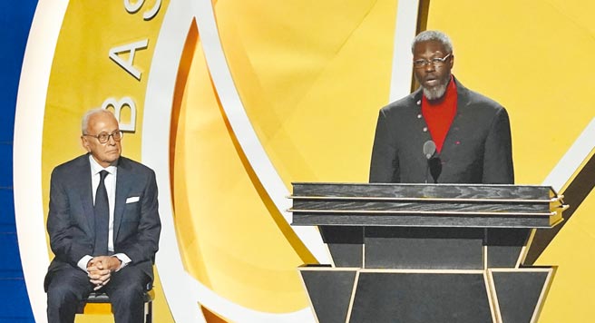 班华勒斯致词时，他的引荐人拉瑞布朗坐在一旁。（路透）