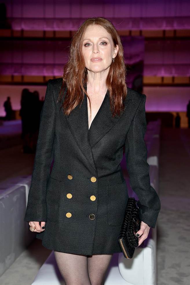 茱莉安摩儿现身Tom Ford秀场观秀，年逾六十但保养得宜，气质仍旧辗压一票女星。（CFP）