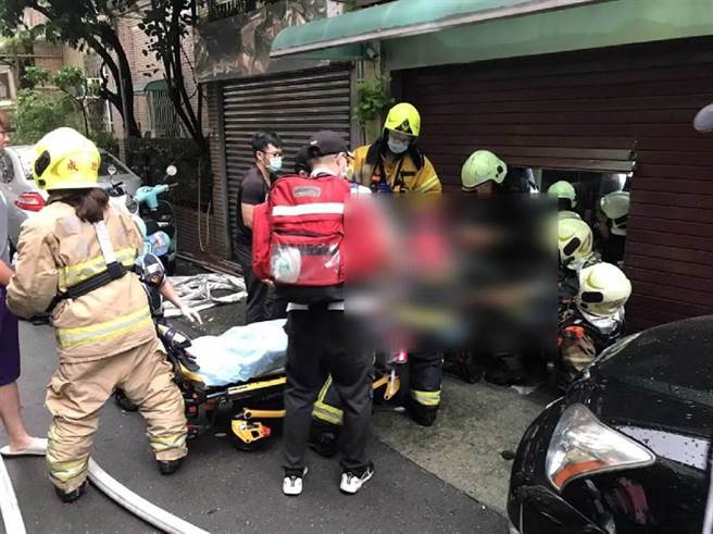 高雄市前鎮區1棟5樓公寓清晨驚傳火警，消防隊員在1樓救出受困的一對夫妻，但兩人失去生命跡象搶救中。(翻攝照片／劉宥廷高雄傳真)