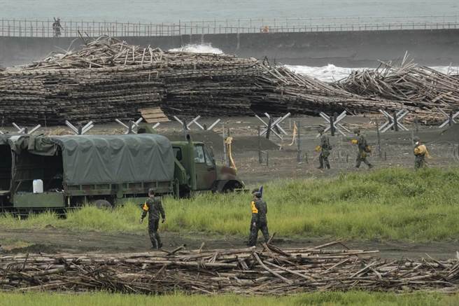 第四作战区参演官兵用蚵架堆迭成阻绝设施。黄子明摄