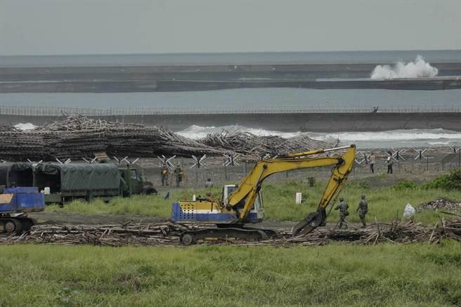 第四作战区参演官兵，在台南喜树海滩，用蚵架堆迭成阻绝设施。黄子明摄。