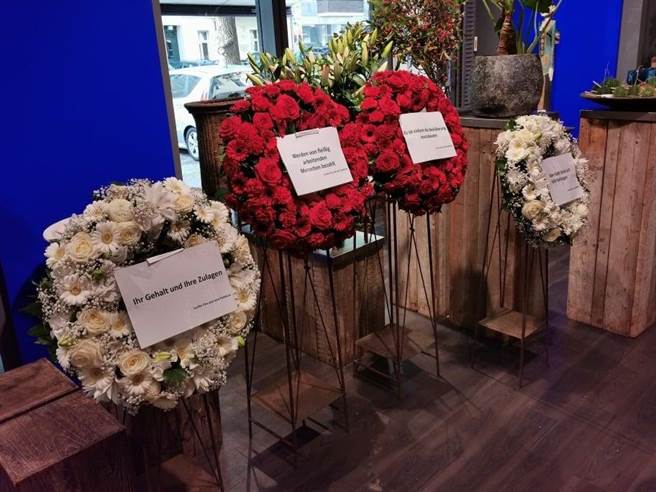 朱学恒送给谢志伟的花圈。（摘自朱学恒脸书）