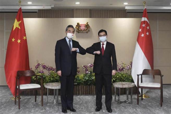 大陆国务委员兼外长王毅13日在新加坡会见新加坡副总理王瑞杰。取自中国外交部网