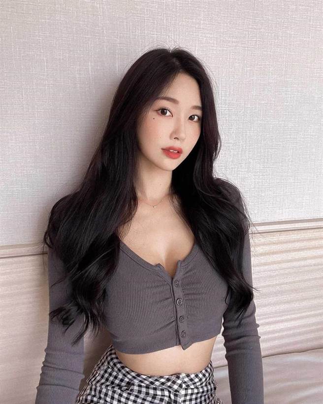 音乐女神「黄上晏」弹钢琴影片曝光　贴身打扮晒「凹凸曲线」让网友全分心 （图片／JKF提供）