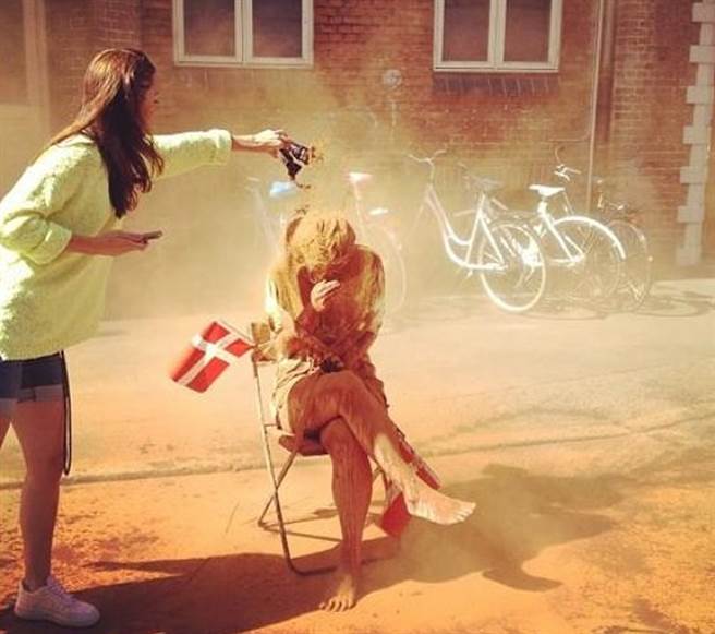 在丹麦，年满25岁的女性仍保持单身，就会在生日当天被绑在住处附近的树干或是柱子上，在大庭广眾之下接受「肉桂粉攻击」。（图片翻摄自推特／@Freyjihad）