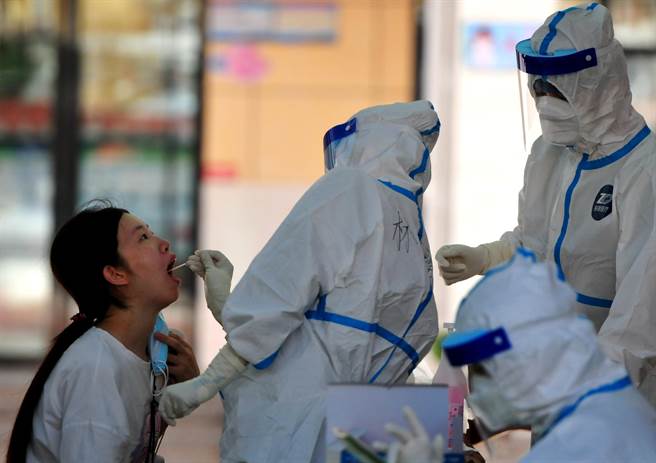 福建省莆田市仙游县，医务人员正在为居民进行咽拭子採样。（中新社）