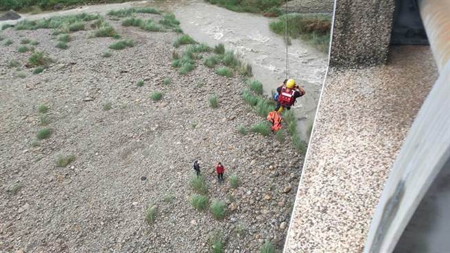 璨樹颱風來苗栗一名男子還冒雨釣魚，不慎遭溪水沖走，失蹤2天後遺體尋獲。(中時資料庫)