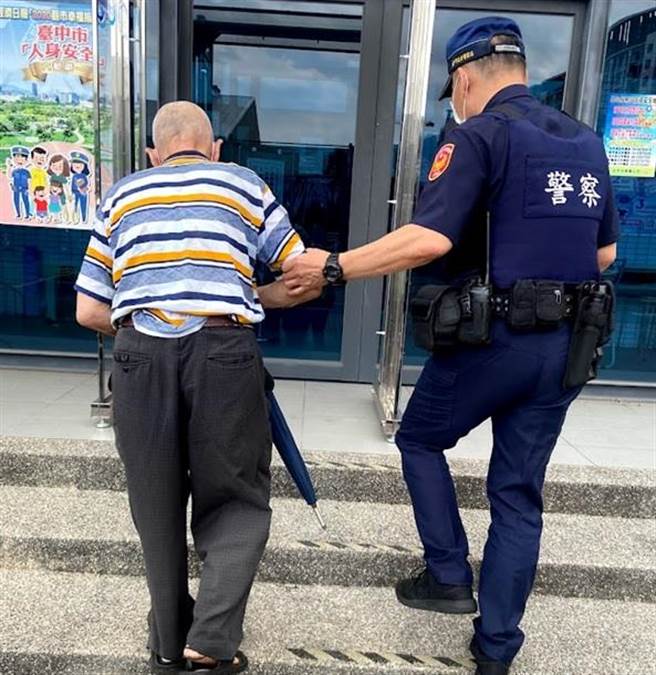 80多岁王姓老翁出外找狗却迷途在离家1公里外的路上，所幸新平派出所员警巡逻发现，并带返派出所时安置。（台中市太平分局提供／冯惠宜台中传真）