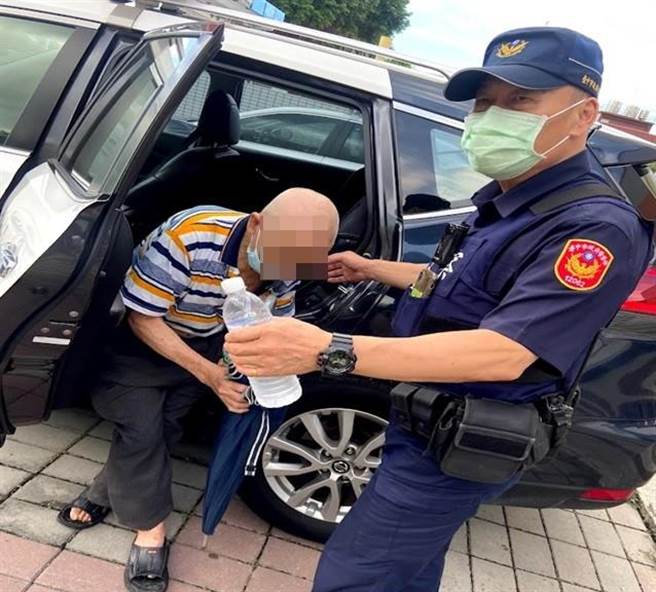 80多岁王姓老翁出外找狗却迷途在离家1公里外的路上，所幸新平派出所员警巡逻发现，并带返派出所时安置。（台中市太平分局提供／冯惠宜台中传真）