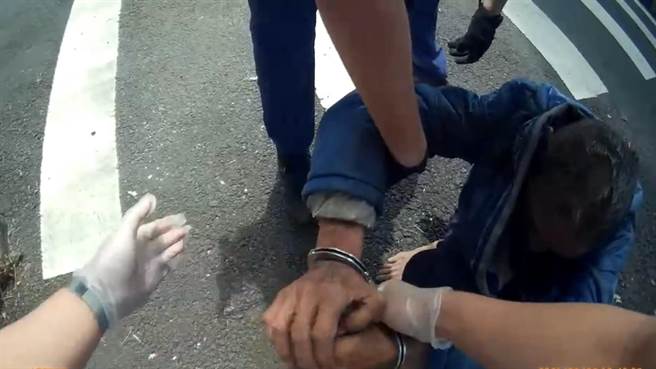 楠梓警方日前處理民眾路倒案，發現對象竟是遭橋頭地院通緝的黃姓男子。（翻攝照片／林瑞益高雄傳真）