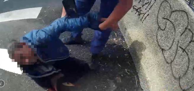 因竊盜罪被橋頭地院通緝的黃姓男子被捕時，還沒酒醒。（翻攝照片／林瑞益高雄傳真）