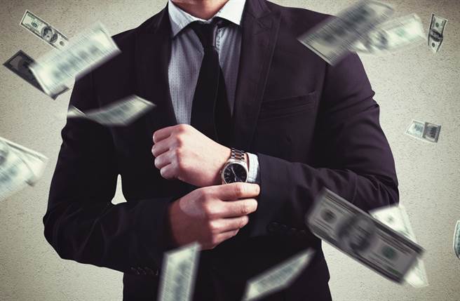 廣告小妹被提問，挑老公要選有錢的還是帥的好，但她覺得該務實點。(達志影像/shutterstock提供)