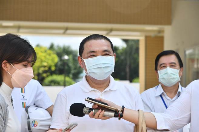 新北学生打完BNT「全校採线上授课2天」家长有疑虑　侯友宜：是与专家做的决定(新闻局提供／戴上容新北传真)