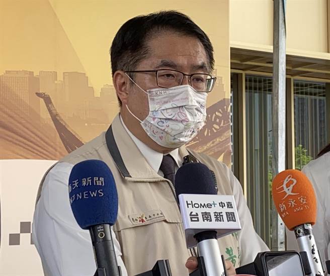 台南市长黄伟哲今天上午回应陈水扁住家公文袋一事。（曹婷婷摄）