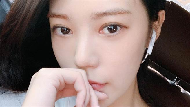 女团After School前成员Lizzy因酒驾车祸事业停摆，今日开直播痛哭道歉，却依然遭到不少网友批评。（图／IG@ luvlyzzy）