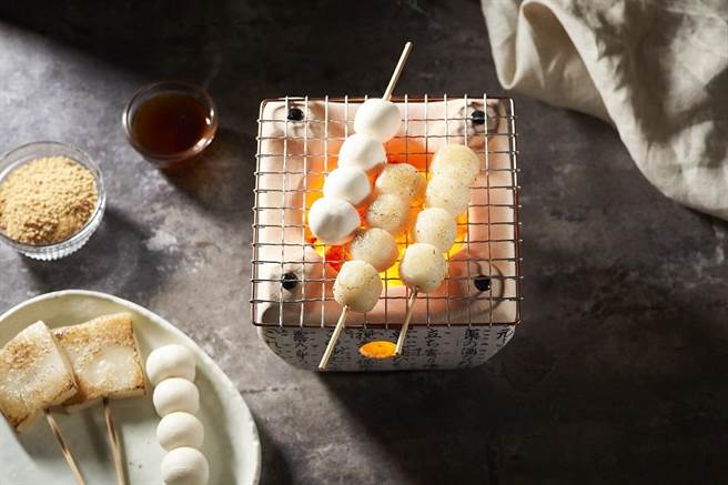 日式烤麻糬串，7串340g，9月15日至30日89元。（全联提供）