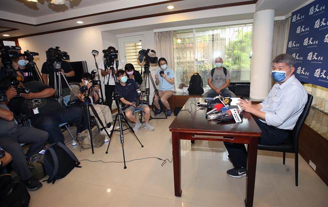 國民黨主席候選人張亞中（右）遭選監委員會移送考紀會，他14日召開記者會時，除了痛批幕後黑手打壓，並質疑前主席朱立倫對黨的忠誠度。（范揚光攝）