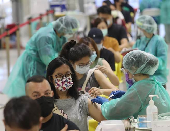 爸妈7月爽打莫德纳，如今下场超惨，迟迟等不到第二剂的下落，眼看近日有很多AZ进来，网友忍不住想问，如今可重新排AZ吗？图为民眾打疫苗的画面。（资料照／刘宗龙摄）