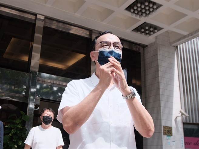 国民党主席选举在即，却发生候选人之一的张亚中因言论攻击朱立伦，而被国民党中央选举监察委员会移送考纪会，引发蓝营内斗风暴；国民党前主席朱立伦（前）14日出面表示对提案一无所知，不但深感错愕也不乐见看到党内同志互相争斗，他反对裁罚张亚中，并呼吁党中央收回成命，以求凝聚共识、团结一致。（郭吉铨摄）